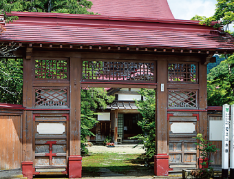 Gabled, hipped roof / main entrance